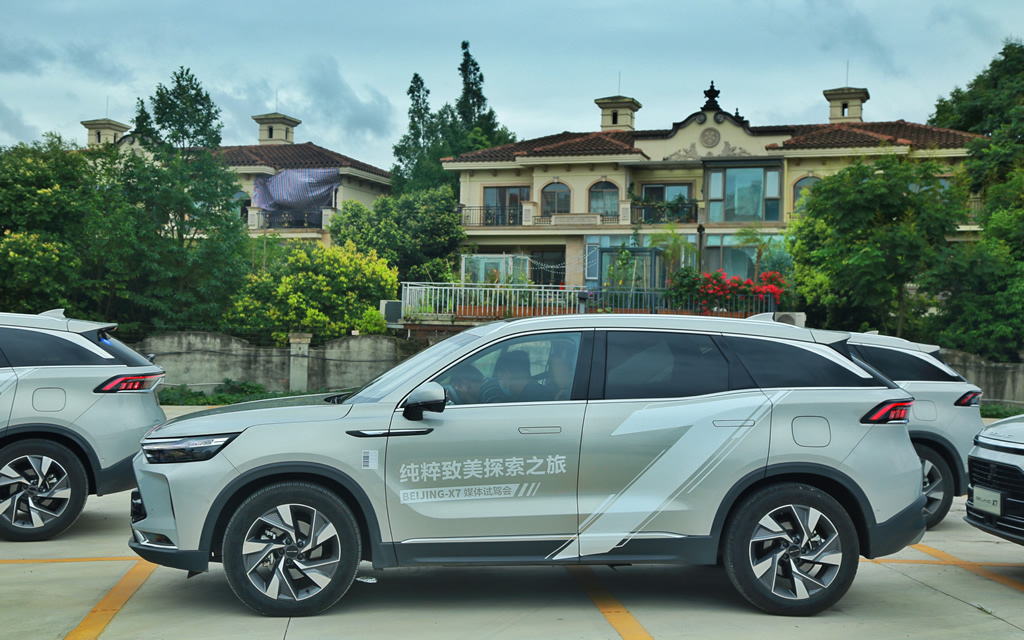 做一个纯粹的人 开一辆纯粹的车 试驾纯粹的BEIJING-X7