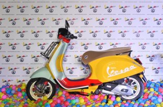 联袂潮流艺术家 Vespa Primavera Sean Wotherspoon特别版车型开启魔都色彩狂欢