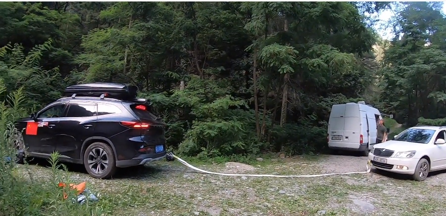 捷克斯柯达深陷泥潭,大橙子主动帮忙推车