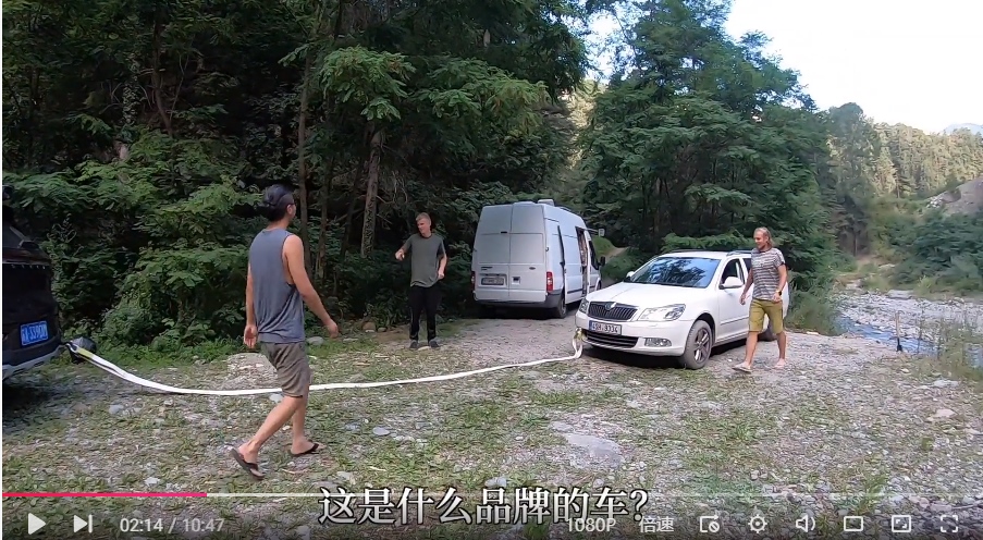 捷克斯柯达深陷泥潭,大橙子主动帮忙推车