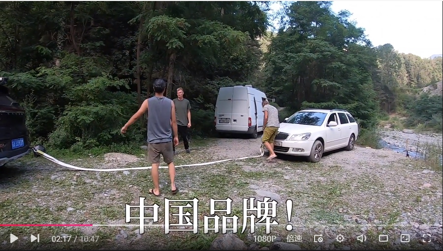 捷克斯柯达深陷泥潭,大橙子主动帮忙推车