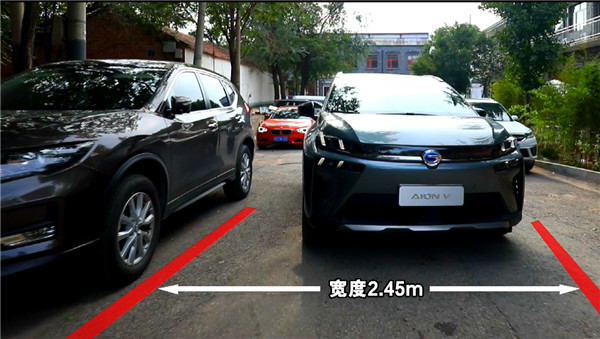 “京标”最强智能车，埃安V一键遥控泊车征服京城四大胡同