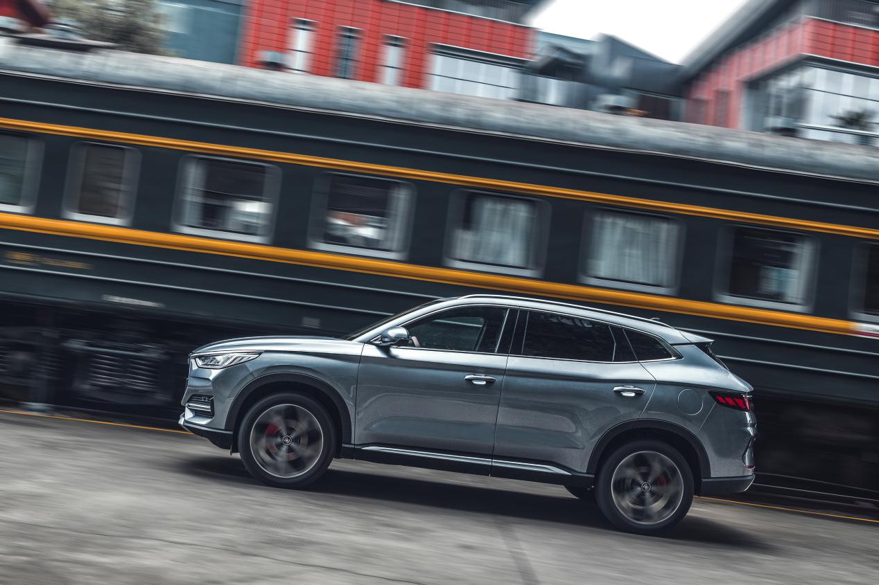 中国首款宽体潮流SUV 越级之作宋PLUS荣耀上市