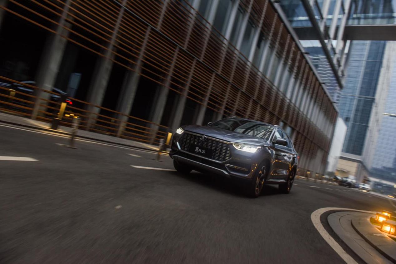 中国首款宽体潮流SUV 越级之作宋PLUS荣耀上市