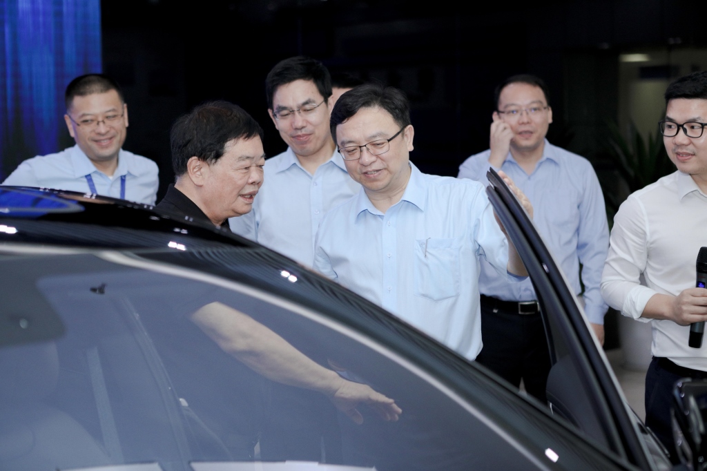 比亚迪集团董事长兼总裁王传福向福耀集团董事长曹德旺先生交付汉EV