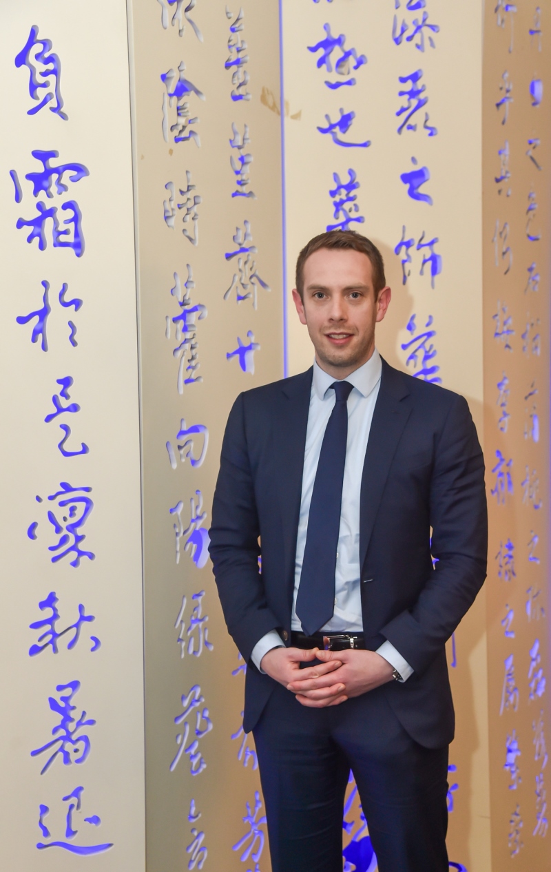 格兰及威尔士特许会计师协会(ICAEW)成员。