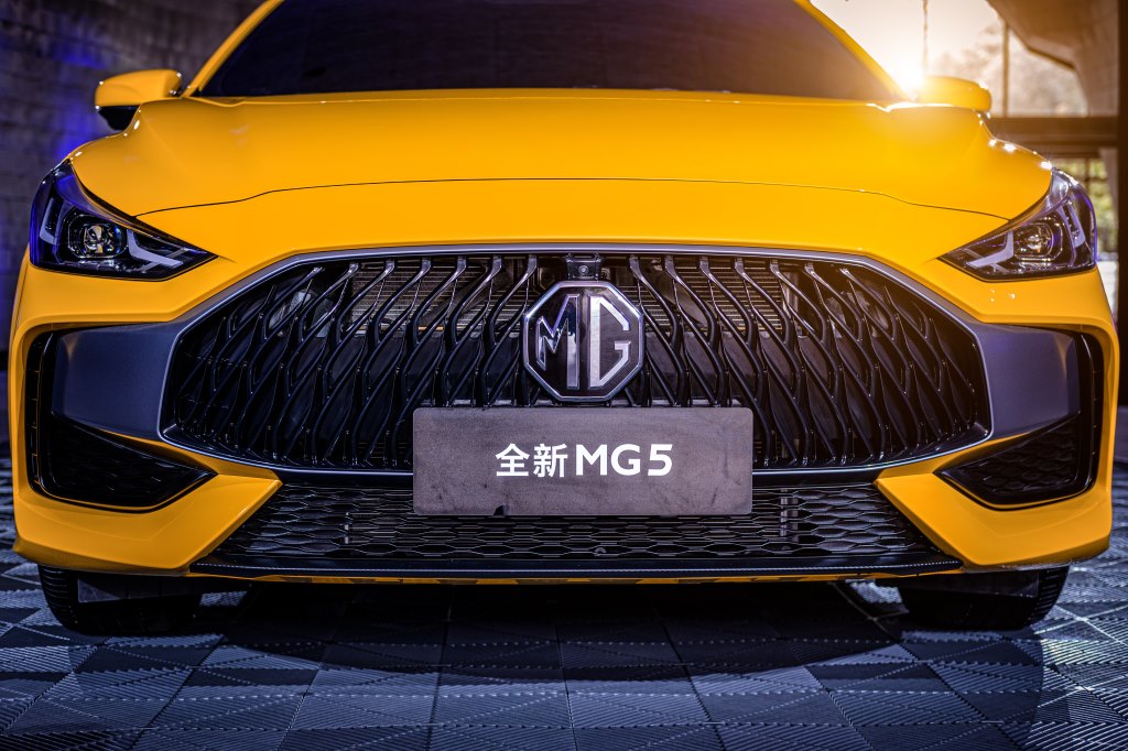 平民轿跑再出新车 MG5携新外观色号“核能黄”问世