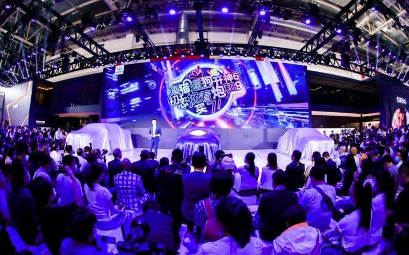 撸猫遛狗开坦克 长城汽车燃爆2020北京车展