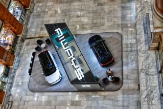 喜提蓝色iphone12遭遇“翻车”？2021款爱驰U5同系列“深海蓝”重新定义科技色