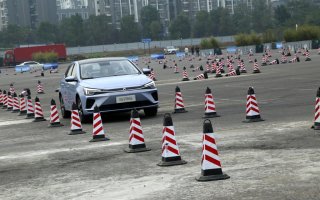 上汽新能源R品牌首款车型亮相成都 场地赛道上秀实力