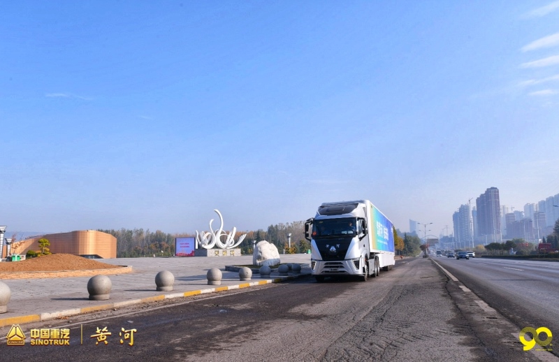 没有比黄河重卡行驶在黄河两岸更应景的呼应！