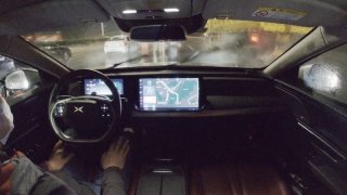 下雨天依然“我行我素” 小鹏汽车NGP具备超强全天候行驶实力
