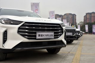 强者座驾捷途X70 PLUS 赛道上抖威风 跑得快刹得住更行得稳