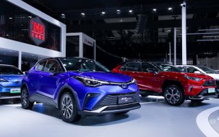 一汽丰田加速新能源布局 RAV4荣放双擎E+、奕泽IZOA双擎中国首发亮相