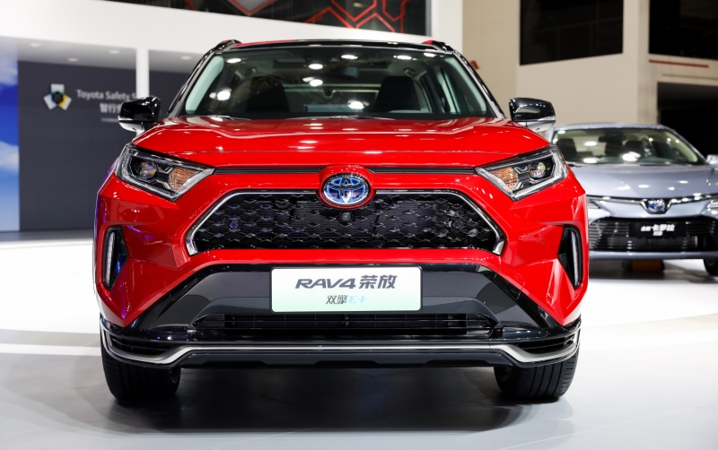 一汽丰田加速新能源布局 RAV4荣放双擎E+、奕泽IZOA双擎中国首发亮相
