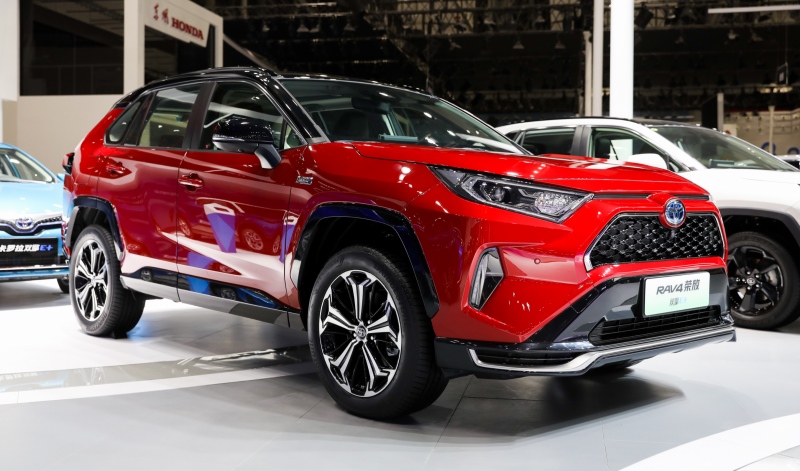 一汽丰田加速新能源布局 RAV4荣放双擎E+、奕泽IZOA双擎中国首发亮相