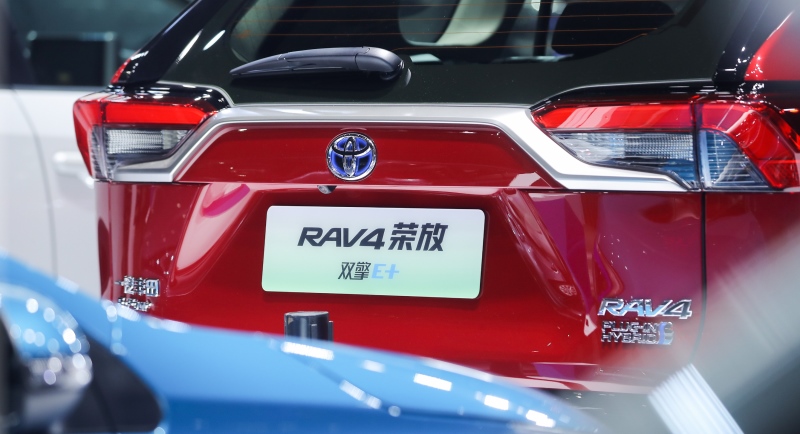 一汽丰田加速新能源布局 RAV4荣放双擎E+、奕泽IZOA双擎中国首发亮相