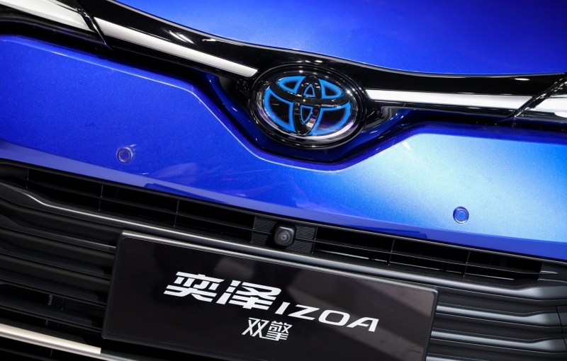 一汽丰田加速新能源布局 RAV4荣放双擎E+、奕泽IZOA双擎中国首发亮相