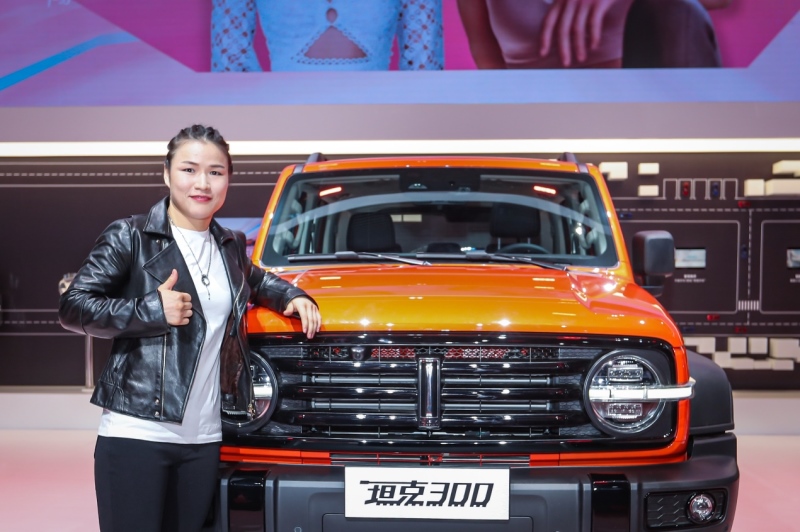 女王驾到 时尚“单品”出街 WEY坦克300预售价17.58-21.38万元