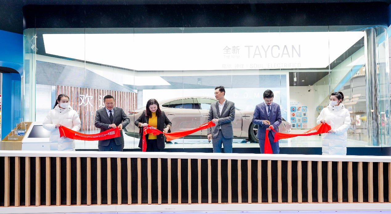 保时捷后驱版Taycan亮相成都 打造全新沉浸式体验