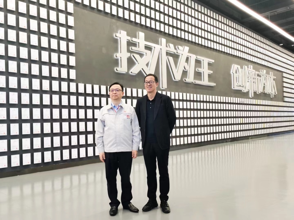 王传福向俞敏洪亲手交车 比亚迪汉EV精英车主阵营再壮大