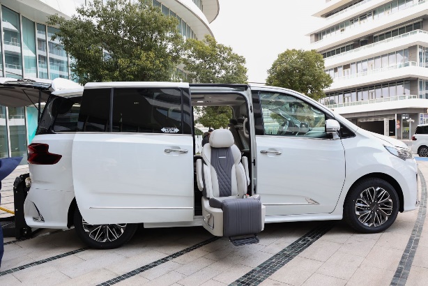 上汽大通MAXUS推出EUNIQ 5福祉车、G20 PLUS福祉车 身体力行助力养老产业发展