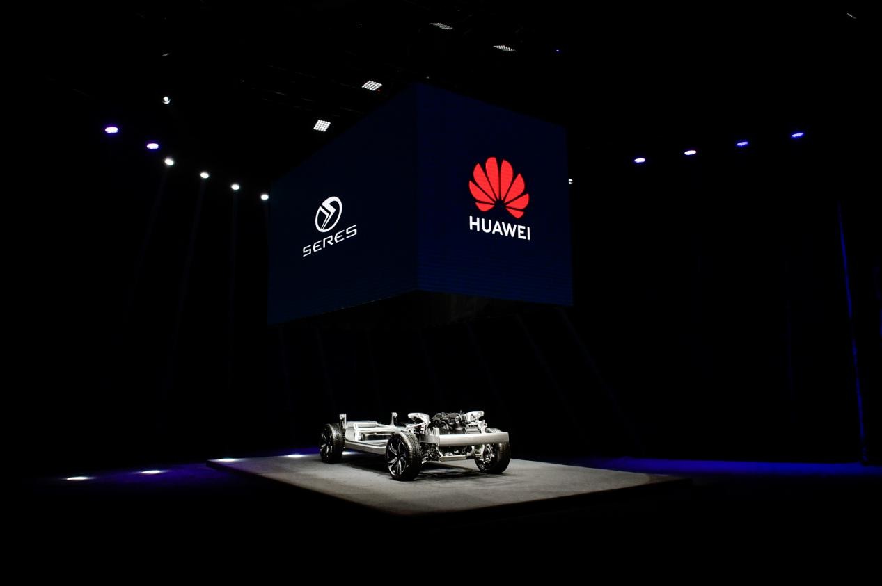 联手华为 赛力斯SF5自由远征版续航突破1000公里