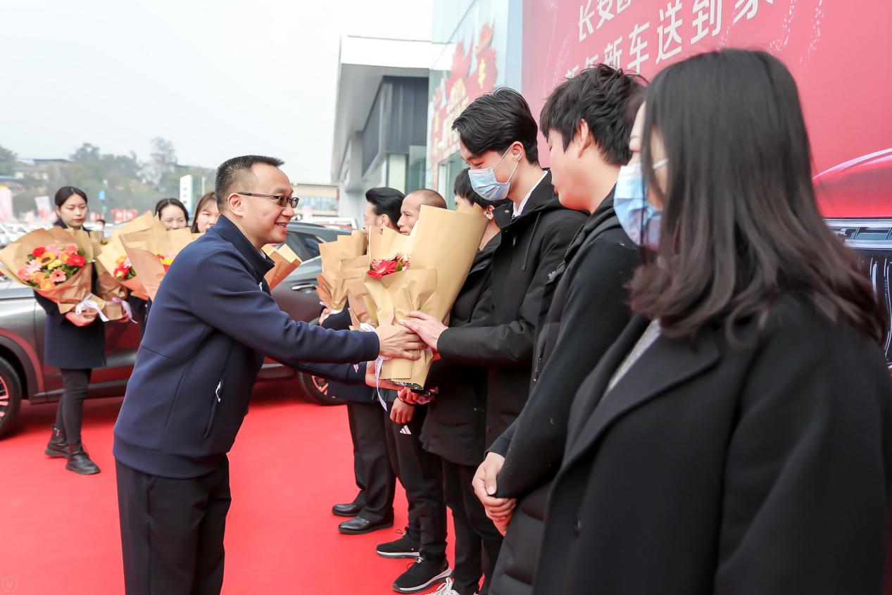 春节不打烊,年度最暖心的交车 长安欧尚X5新年新车送到家