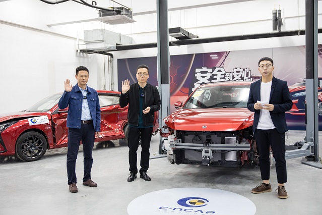 直播拆车!8万级首款五星安全风神奕炫获好评如潮