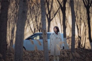 她们通过方向盘，打破了人生的天花板