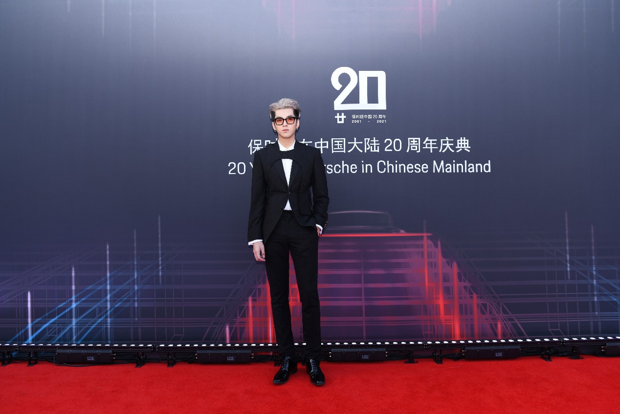 再启征程 吴亦凡成为首位保时捷中国赛车运动代言人