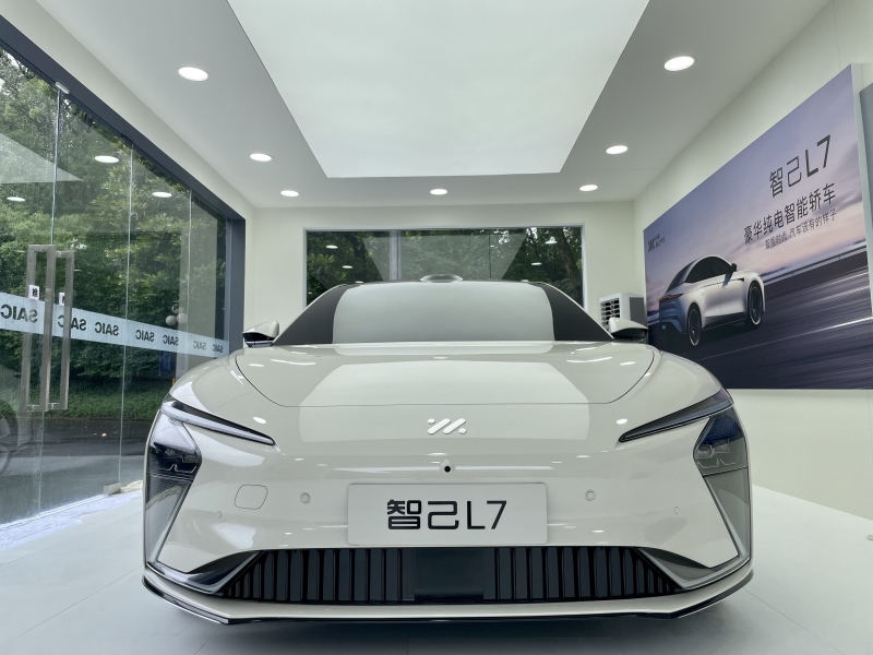 豪华智电轿车“惊艳”浦江创新论坛 上汽集团创新引领智能时代出行变革