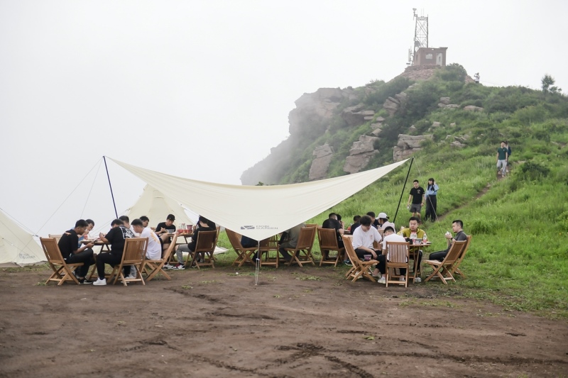 千米高空野餐成网红打卡地 BJ40“悦野部落开放日”吸粉露营圈