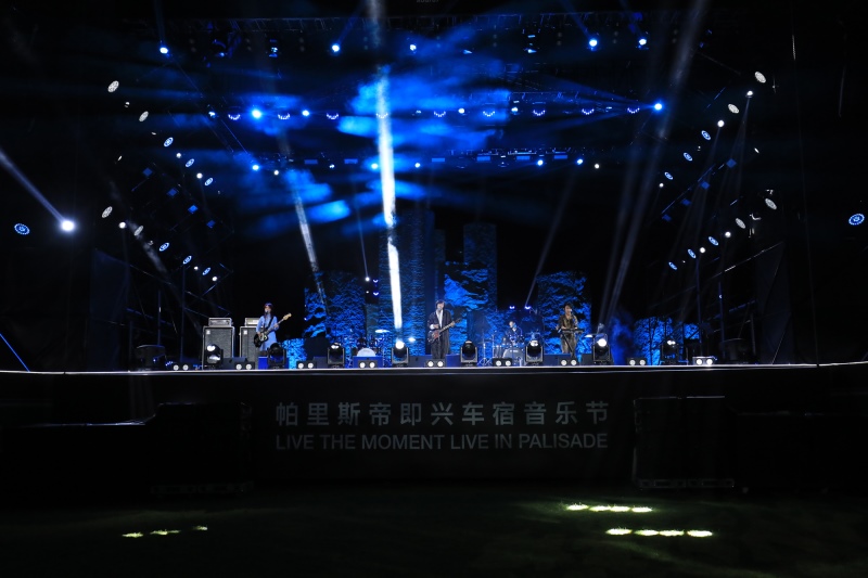 新裤子开嗓首唱新曲《有你的夏天》 帕里斯帝及时赴约点亮激情夏夜