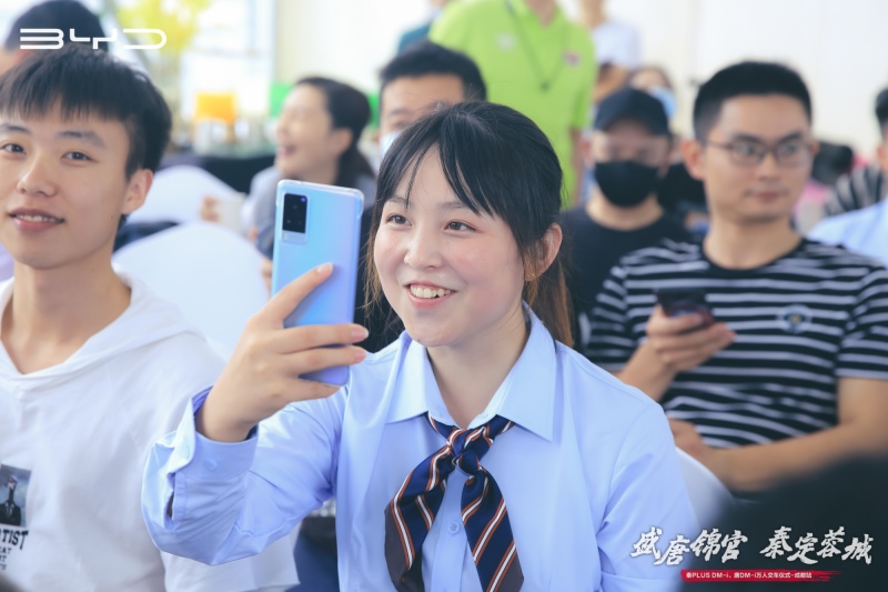 秦PLUS DM-i、唐DM-i万人交车盛典走进成都,圆满收官,交付不凡!