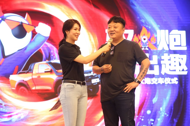 全国第一批火炮交车 出征阿拉善英雄会