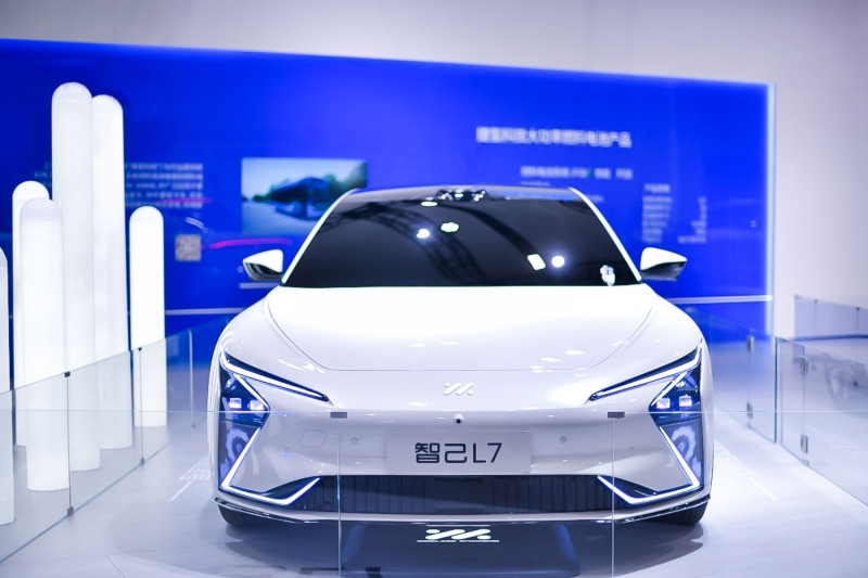 700公里无忧长续航 智己L7“电力满格”登陆2021世界新能源汽车大会