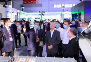 中国首款续航超1000公里液氢重卡亮相世界智能网联汽车大会 福田欧曼抢占新能源重卡高位