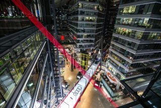 一汽-大众奥迪打造首个无边悬浮T台 孙一文与奥迪Q8同台首秀