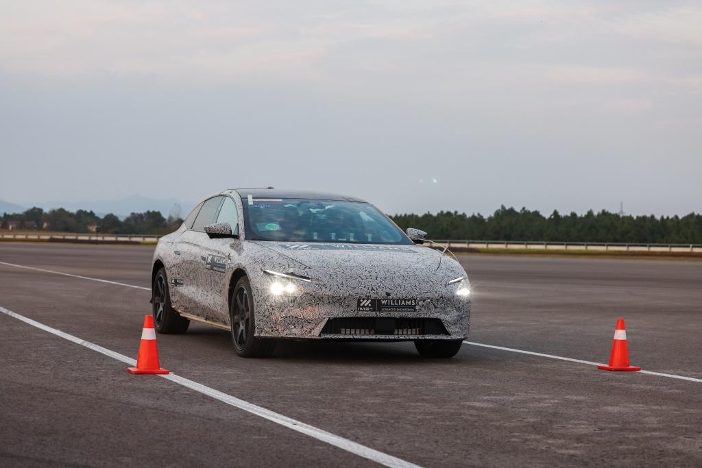 冲得出,刹得牢!智己L7权威实测百公里加速3.87s,百公里制动32.69m