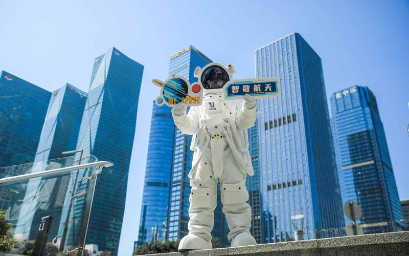 独创沉浸式太空漫游体验 “停车专家”威马W6来了!