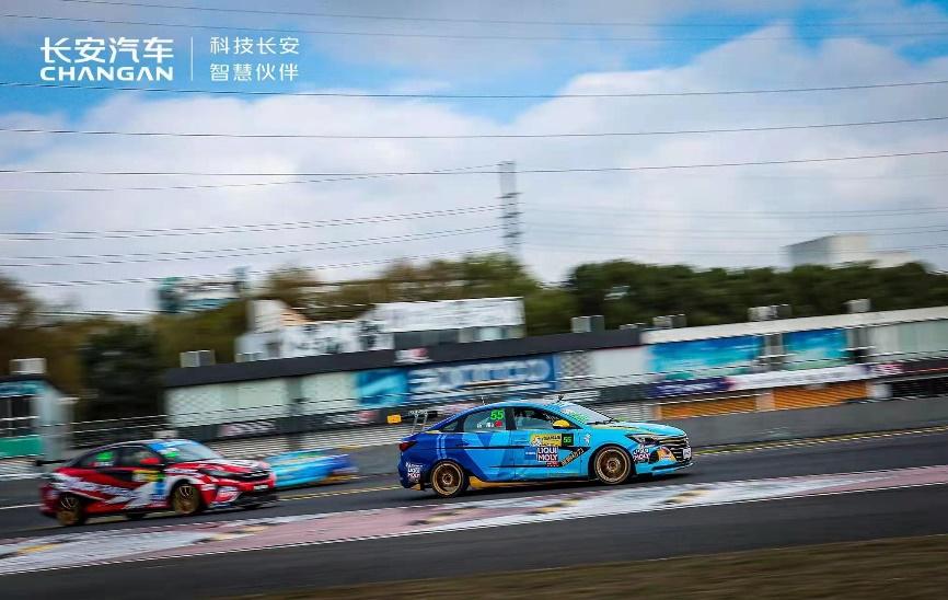 冠军实力 征服赛场! 长安汽车蓝鲸车队问鼎CTCC 2021赛季年度车手冠军!
