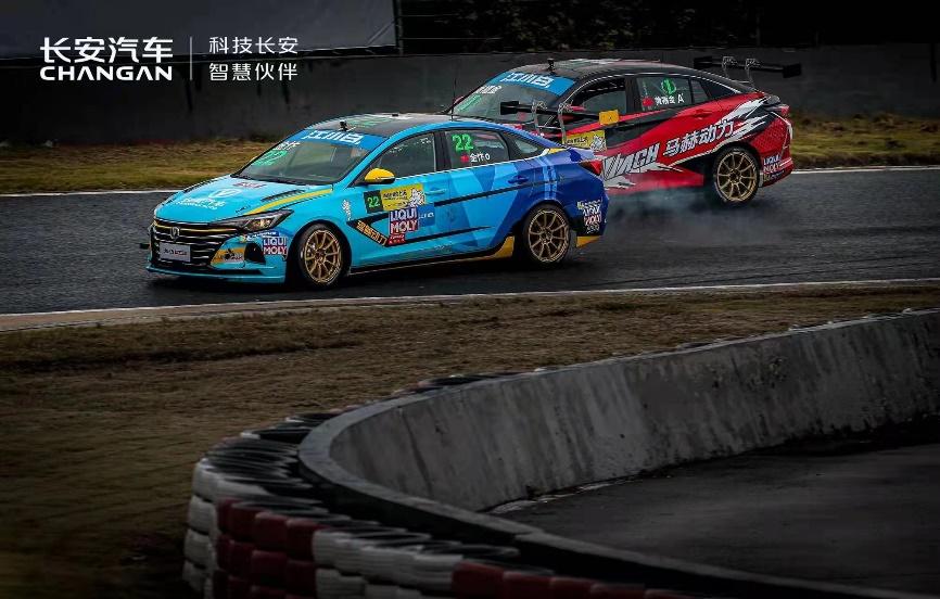 冠军实力 征服赛场! 长安汽车蓝鲸车队问鼎CTCC 2021赛季年度车手冠军!