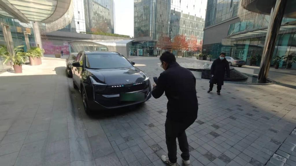 动动手指交交钥匙即可满电启程 哪吒车主：简直是“保姆式”服务！