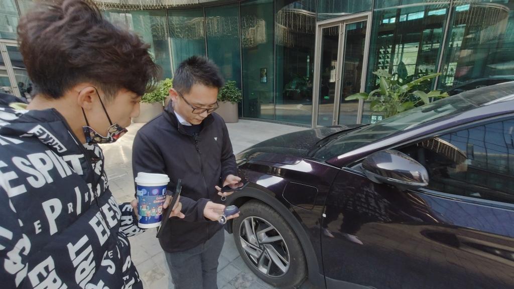 动动手指交交钥匙即可满电启程 哪吒车主：简直是“保姆式”服务！