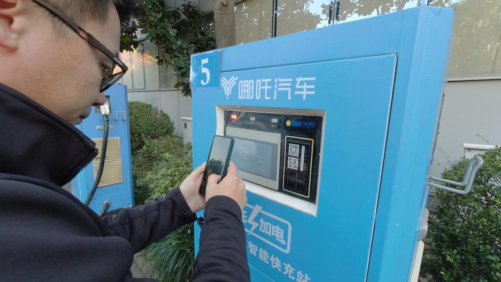 动动手指交交钥匙即可满电启程 哪吒车主：简直是“保姆式”服务！