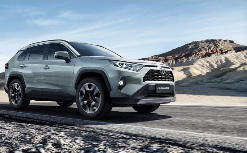 20万级全能驾控SUV评测,RAV4荣放创行业新价值!