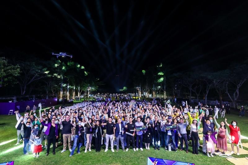 领潮大使郁可唯献唱凡尔赛大会 C5 X领潮共创之夜 共享“不定义 自发光”的态度