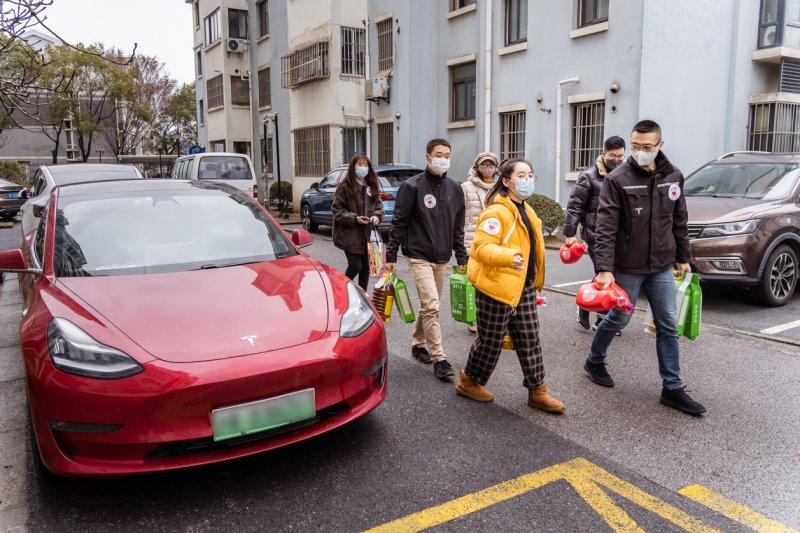 天寒岁暮情暖人心,特斯拉新春送福慰问百岁老人