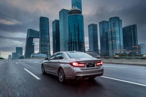新BMW 5系问鼎2021豪华市场的“必杀技”